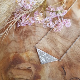 Collier triangle graphique...